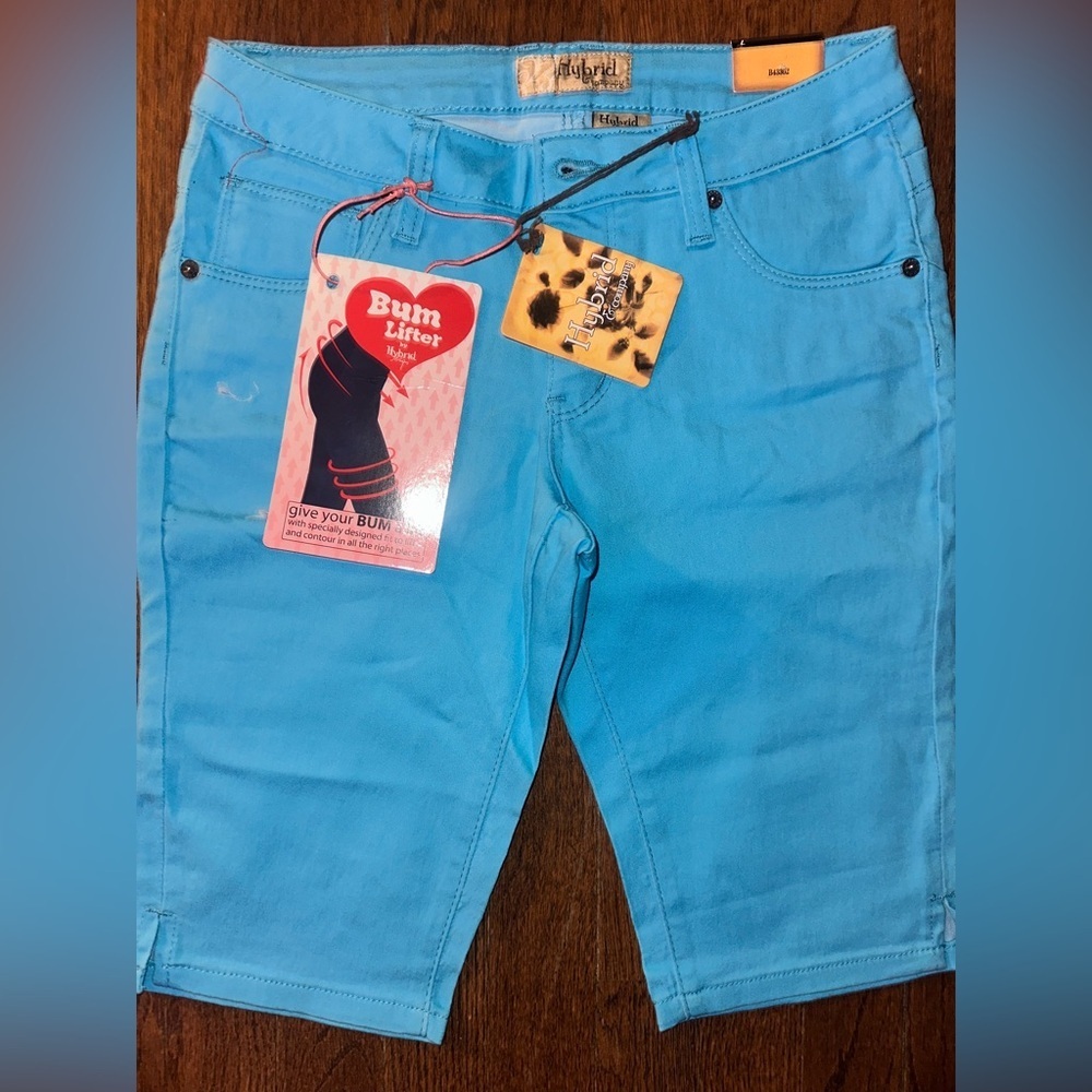 Hybrid & Company Woman’s Aqua Super Stretch Shorts w/Bum Lifter - NWT Size 7